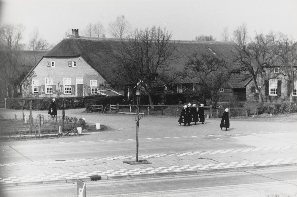 Kerkgangers ter hoogte van 'De Hoek', Staphorst, 1944