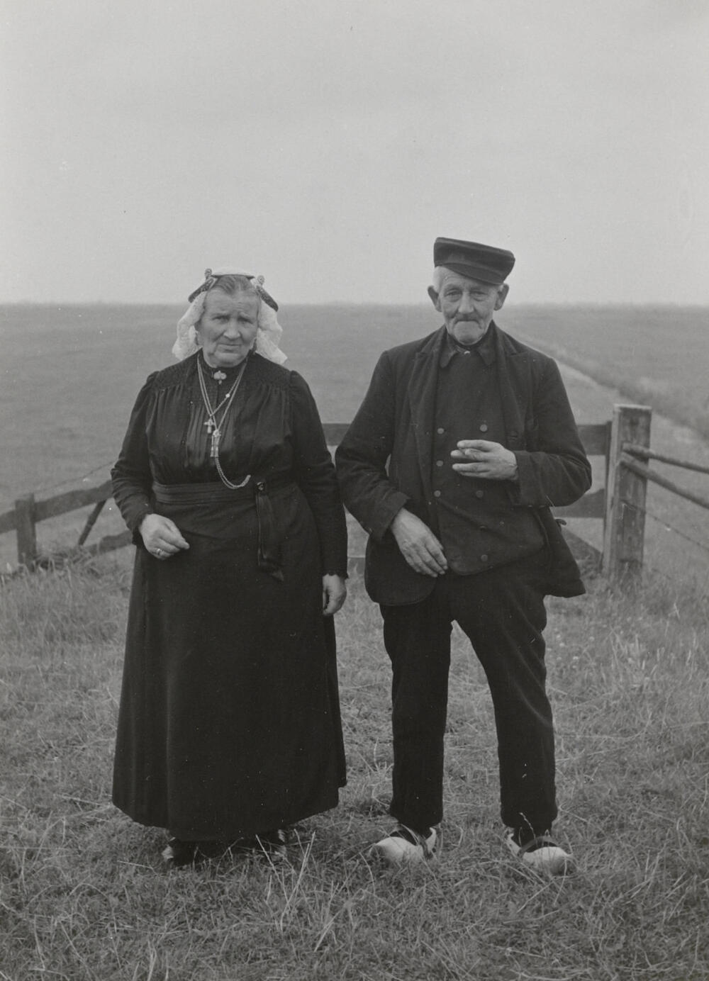 Echtpaar Elders in streekdracht uit Eemnes, 1952