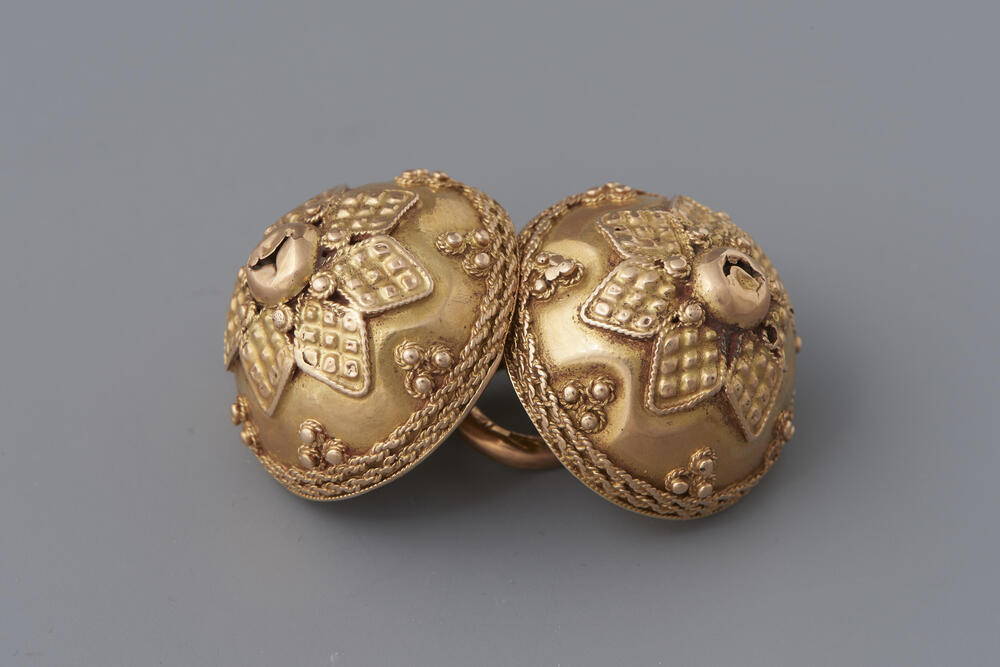 Paar gouden keelknopen, Schokland, 1855–1860