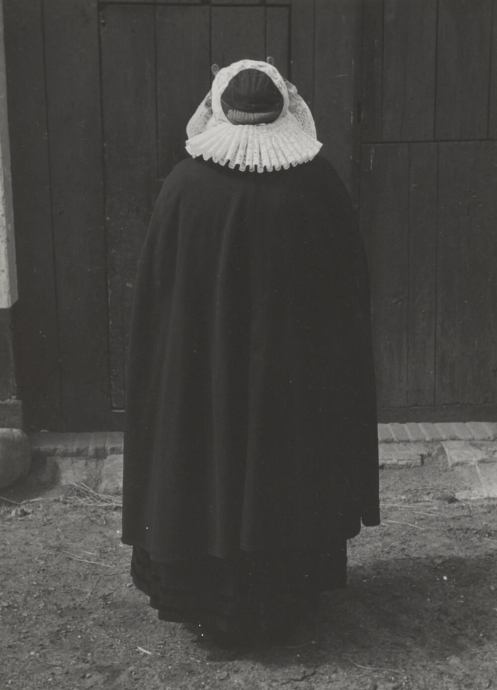 Mevrouw Vos in streekdracht uit Blaricum, 1952