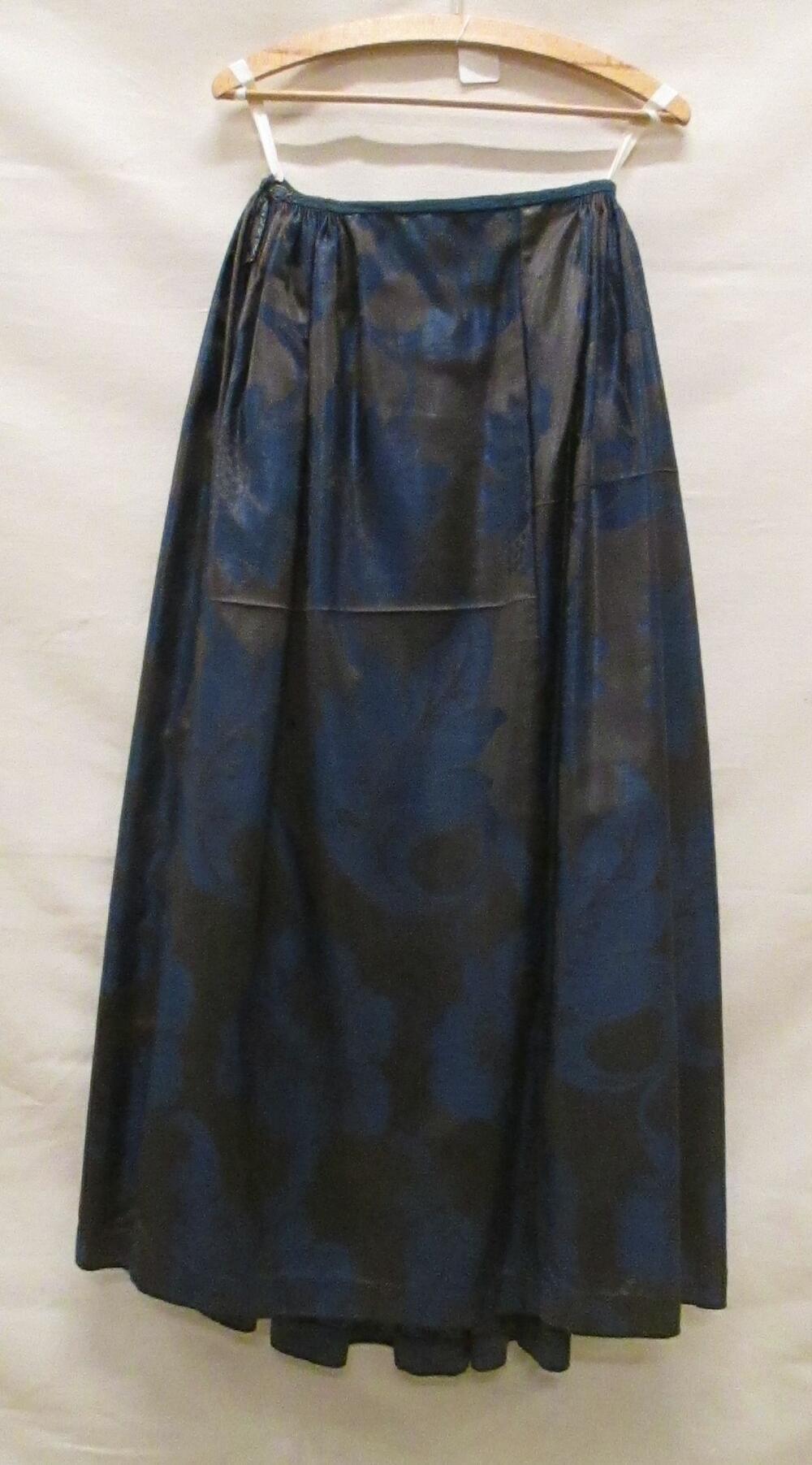 Rok van zwarte en donkerblauw geglansd wollen damast met zeer grote florale motieven