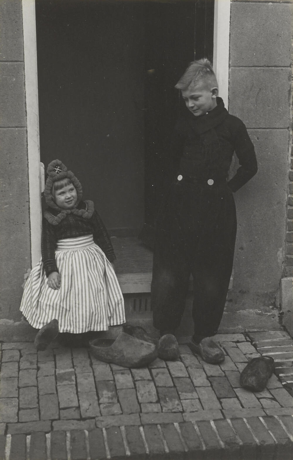 Meisje en jongen in daagse dracht uit Volendam, 1946