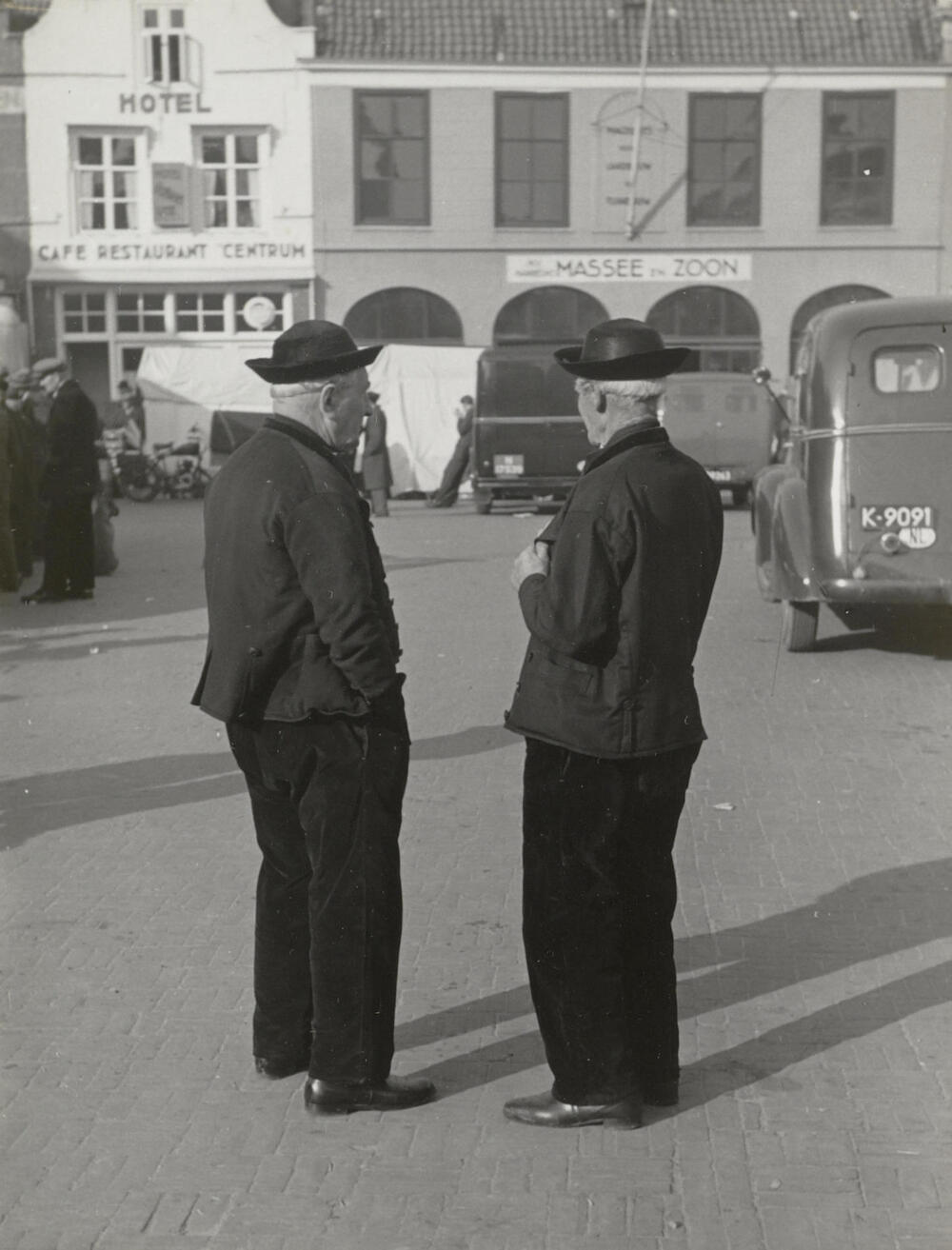Mannen in Zuid-Bevelandse dracht, Goes, 1950