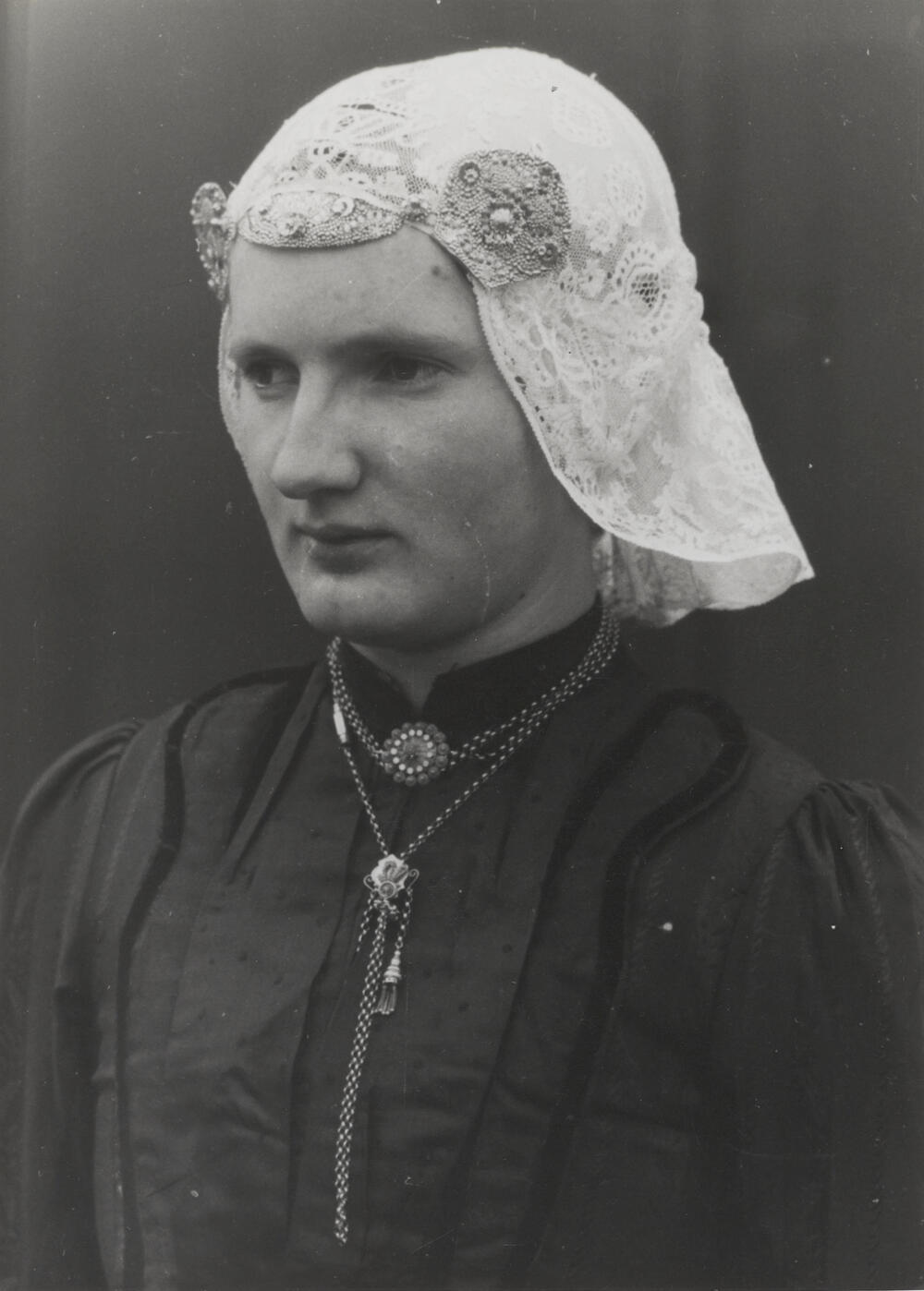 Mevrouw Booi uit Orvelte in Drentse streekdracht, 1944