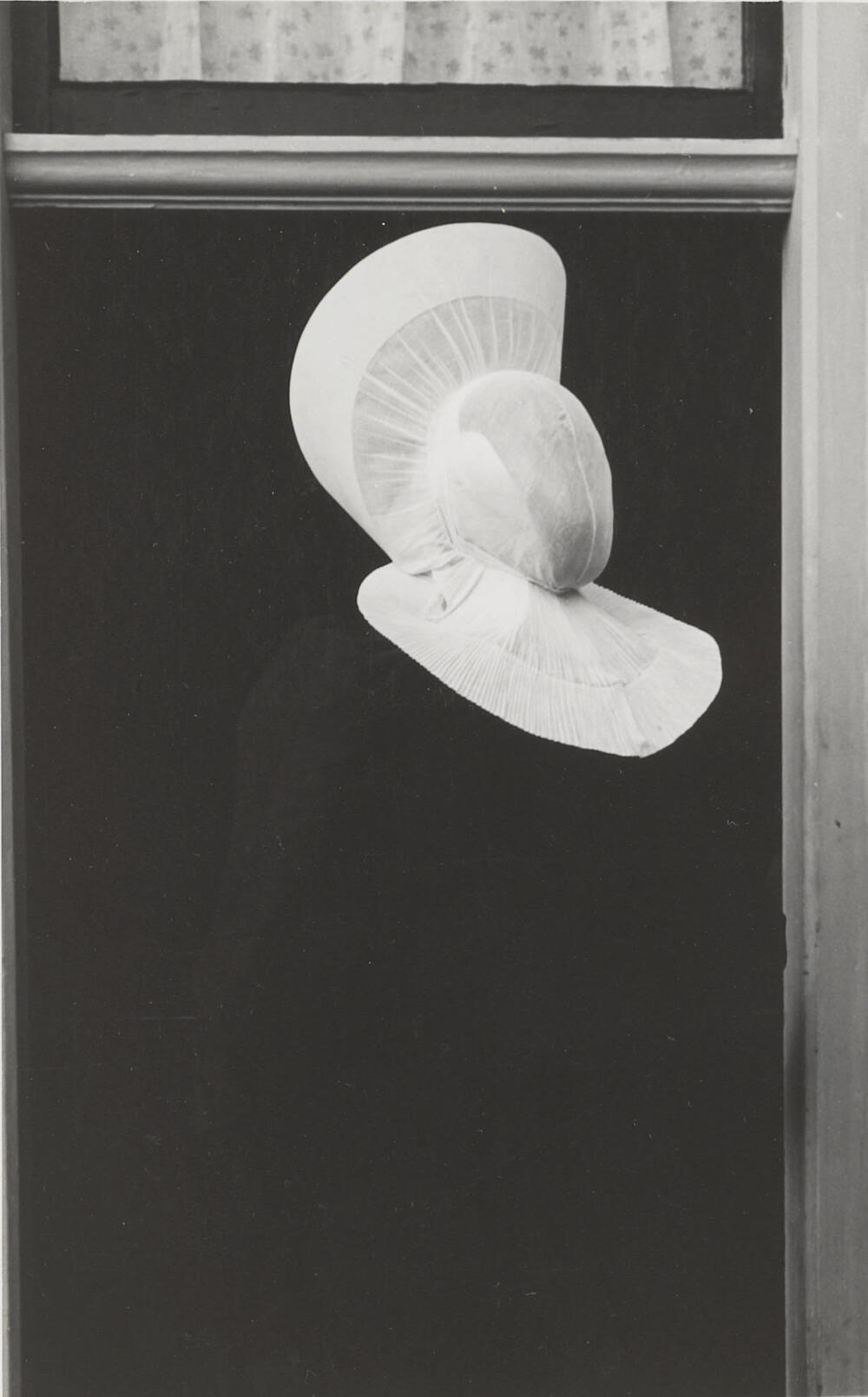 Vrouw in streekdracht, Huizen, 1945