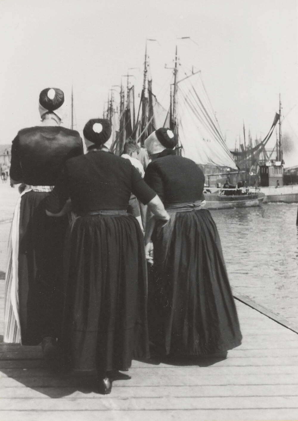 Drie vrouwen in Urker dracht, 1942