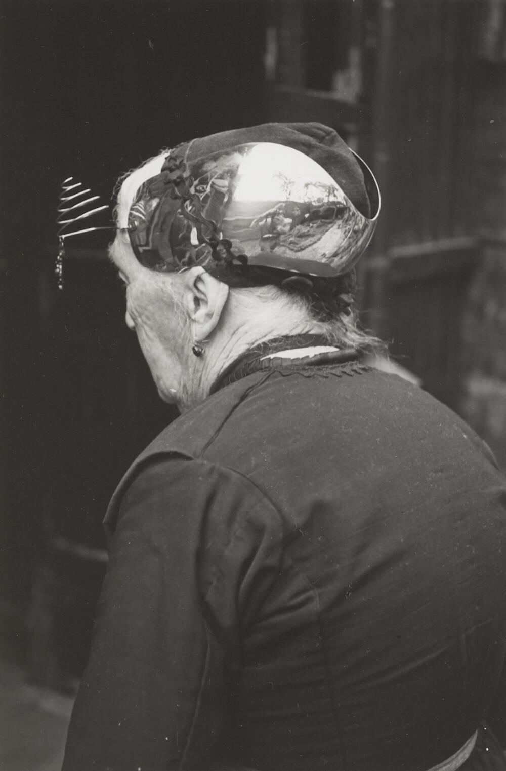 Maria van der Zwan-Moerman in Vlaardingse dracht, 1950