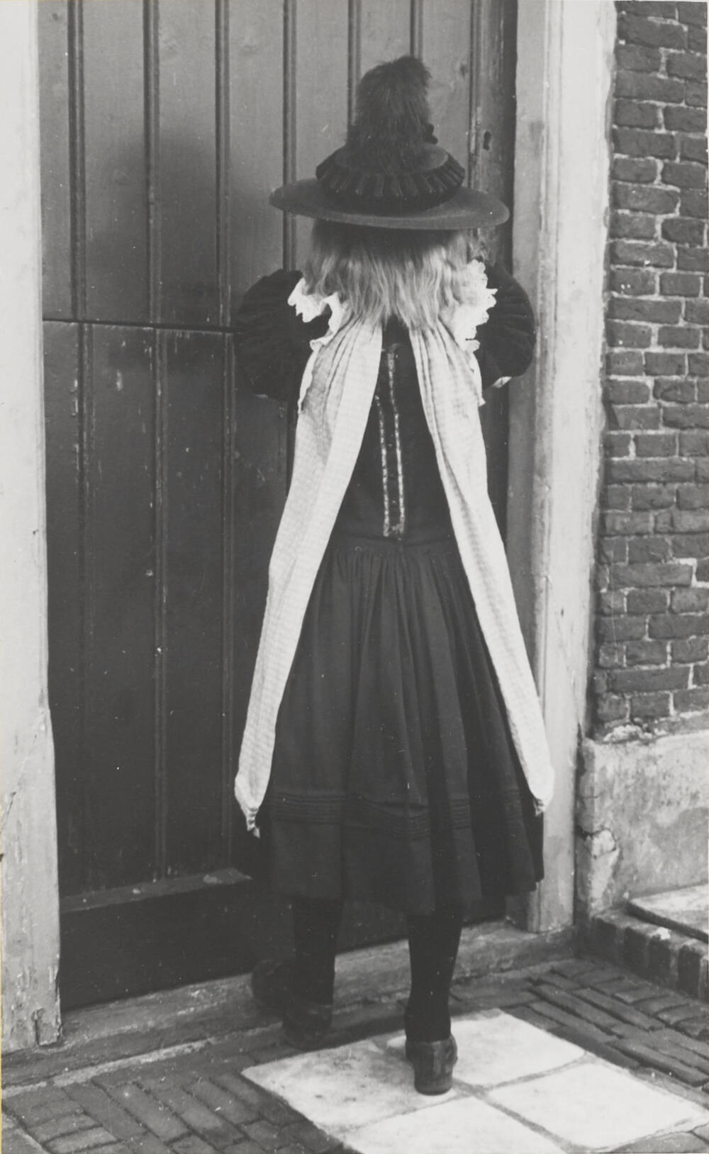 Meisje in streekdracht, Huizen, 1945