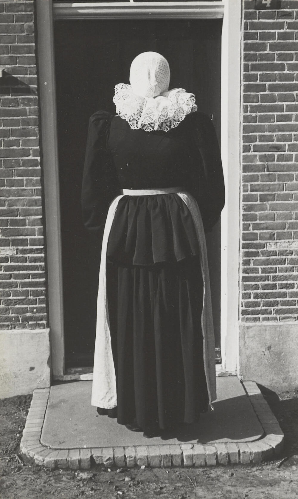 Vrouw in streekdracht, Huizen, 1945