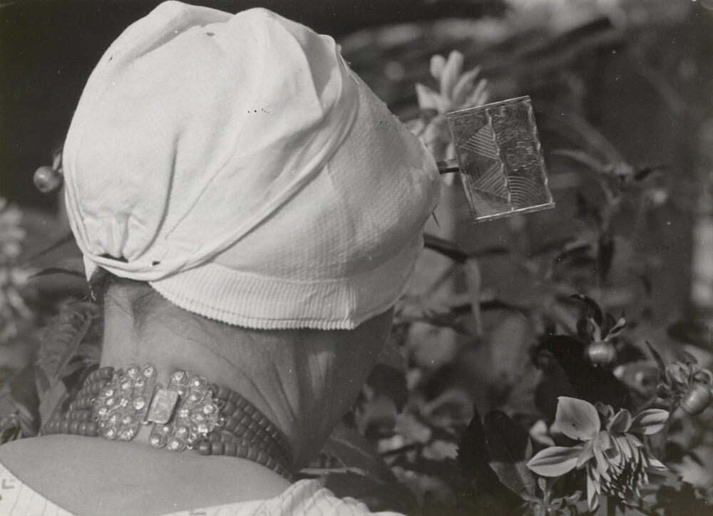 Vrouw in katholieke Zuid-Bevelandse dracht, Heinkenszand, 1950