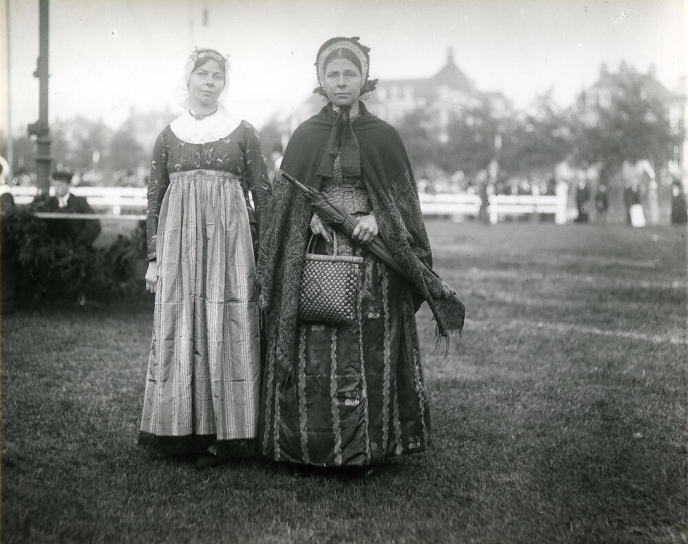 Twee vrouwen tijdens het Klederdrachtenfeest in Amsterdam, 1913