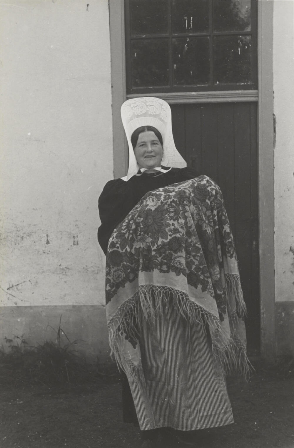 Vrouw en dopeling in streekdracht, Huizen, 1945
