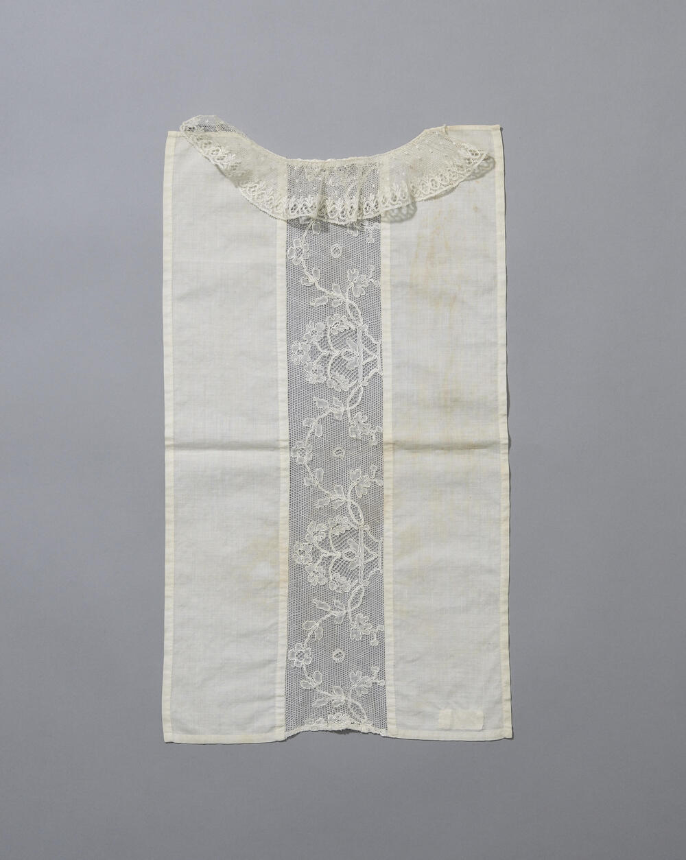 Voorspelder of befje voor baby, Ameland, circa 1910