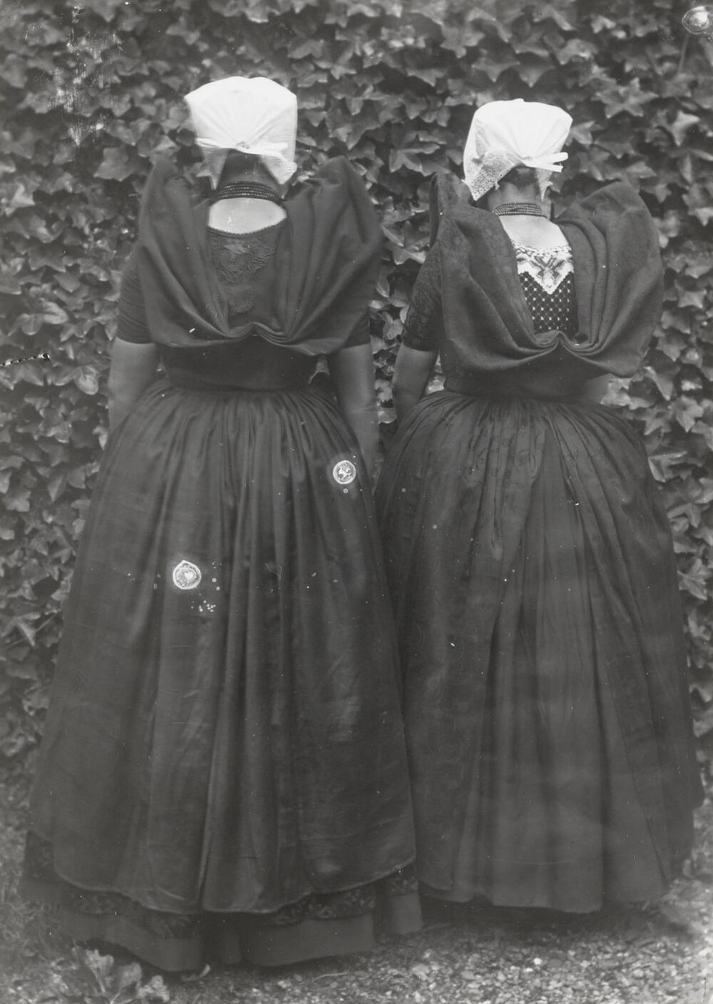 Twee vrouwen in Axelse dracht, circa 1915