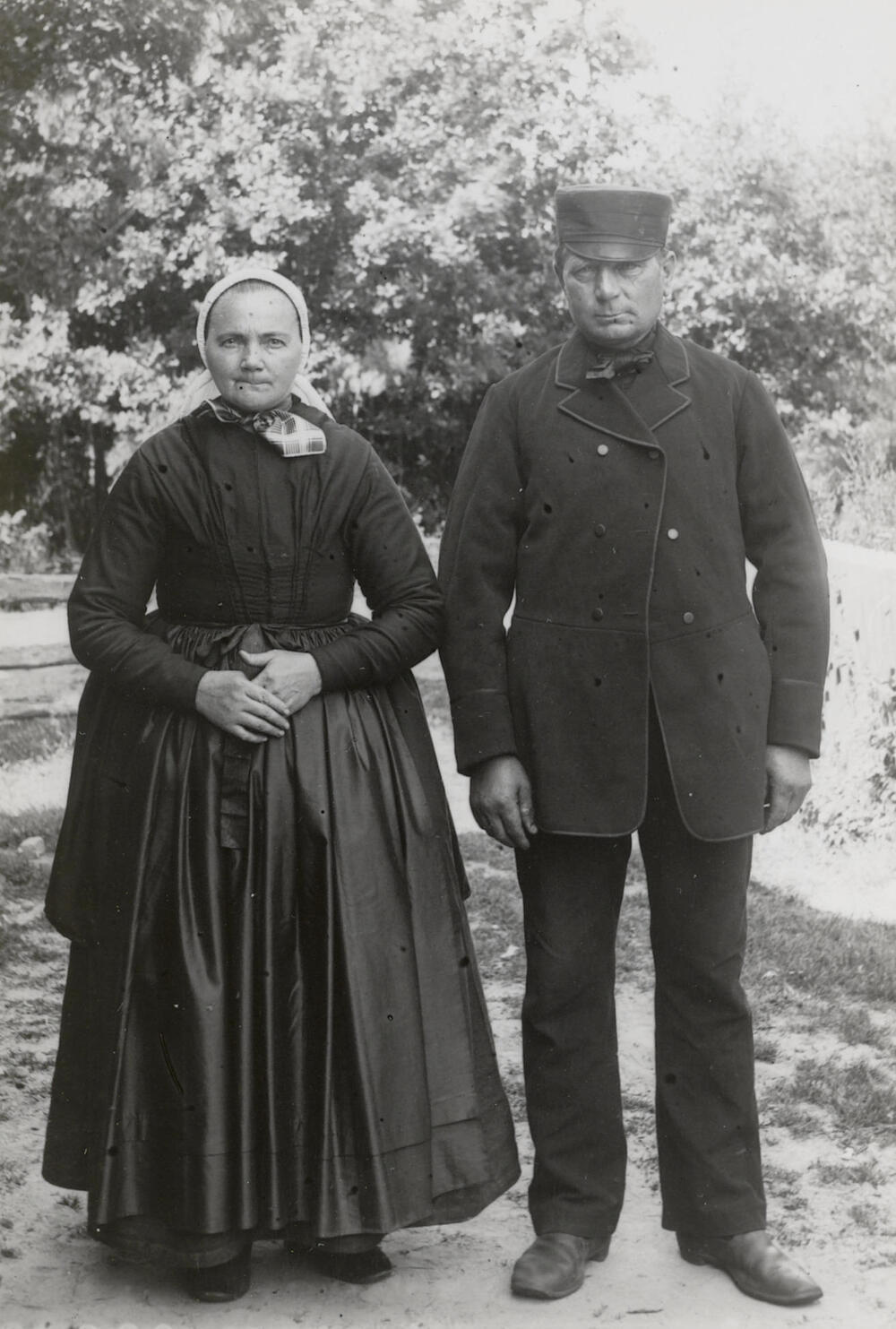 Bertha Gortermaker en Jan Hendrik Kemper in zondagse dracht, Den Ham, 1899