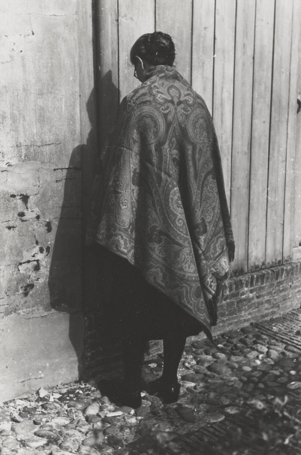 Vrouw uit Workum met 'slingerdoek', 1943
