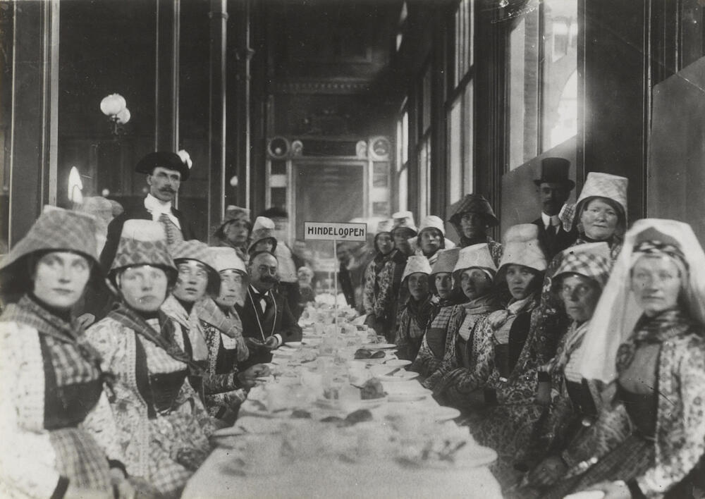 Vrouwen en mannen in Hindelooper streekdracht, 1913