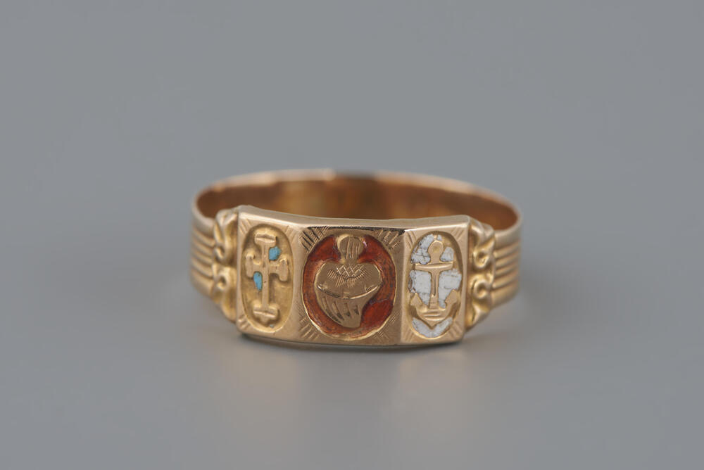 Gouden ring met symbolen voor geloof, hoop en liefde, 1814–1906