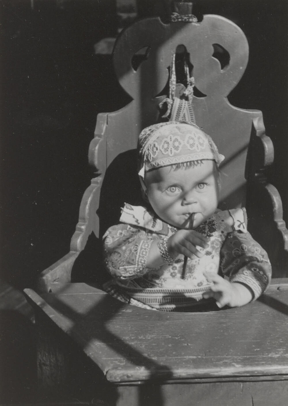 Meisje in kakstoel, Marken, 1943
