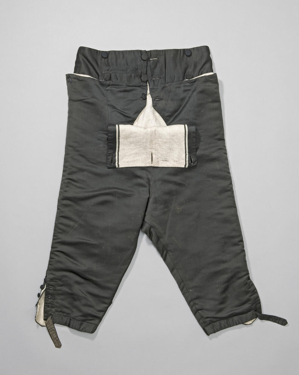 Kuitbroek van zwarte keperzijde, Noord-Holland, voor 1825