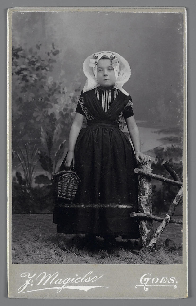 Meisje in Zuid-Bevelandse streekdracht, 1890–1925