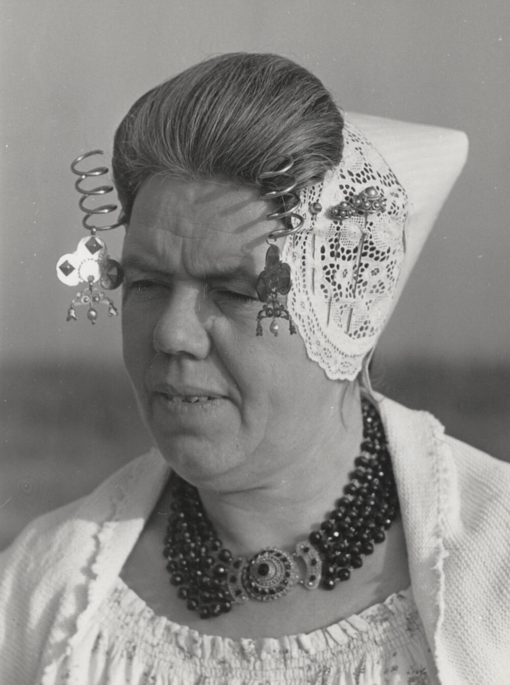 Martina de Vos uit Westkapelle in Walcherse dracht, 1950