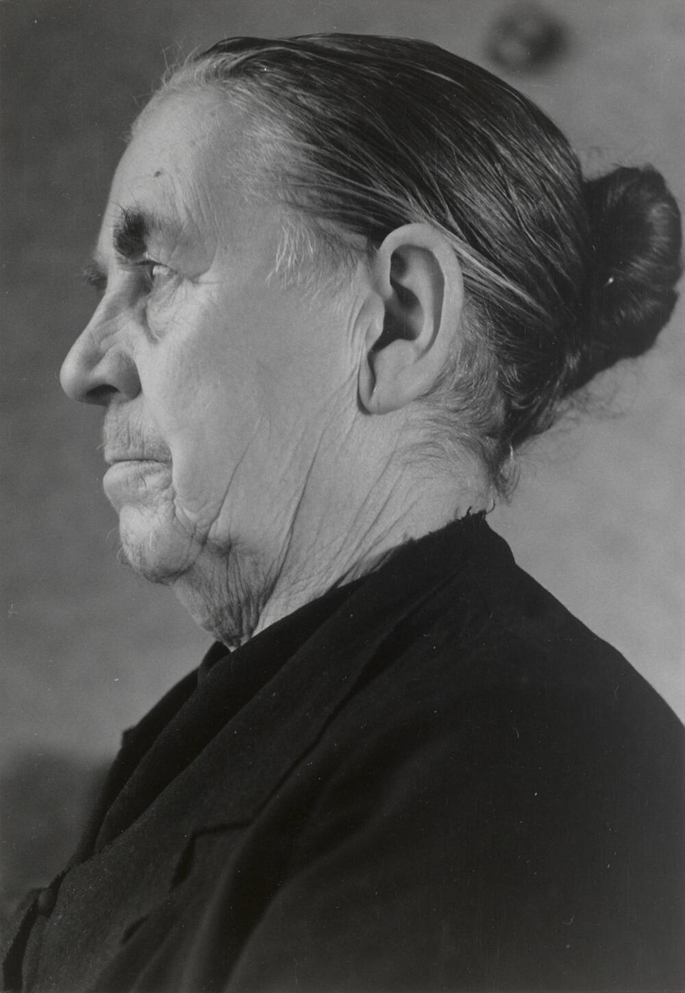 Weduwe Van Dijk uit Oud-Vossemeer in Thoolse dracht, 1955