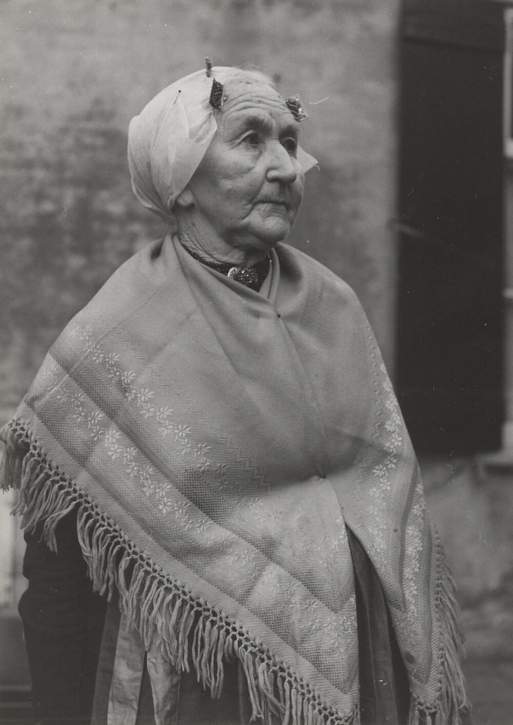Dirkje van der Wiel-Hazenoot in zondagse dracht, Noordwijk aan Zee, 1955