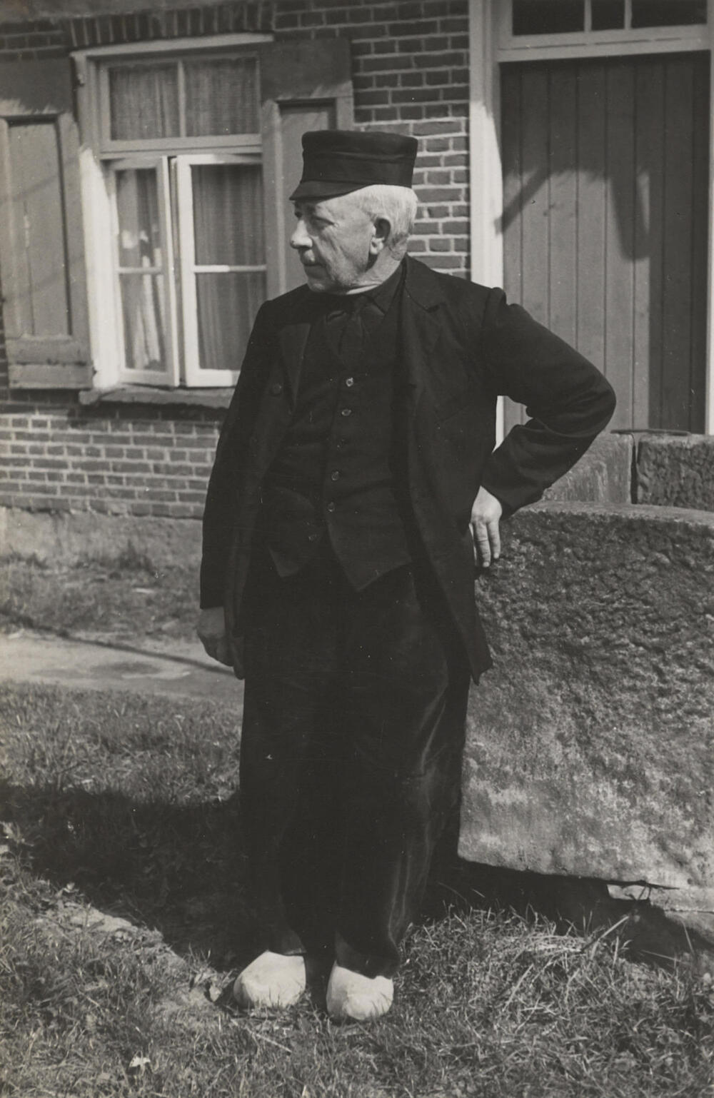 Boer in Drentse dracht, Oud Schoonebeek, 1946