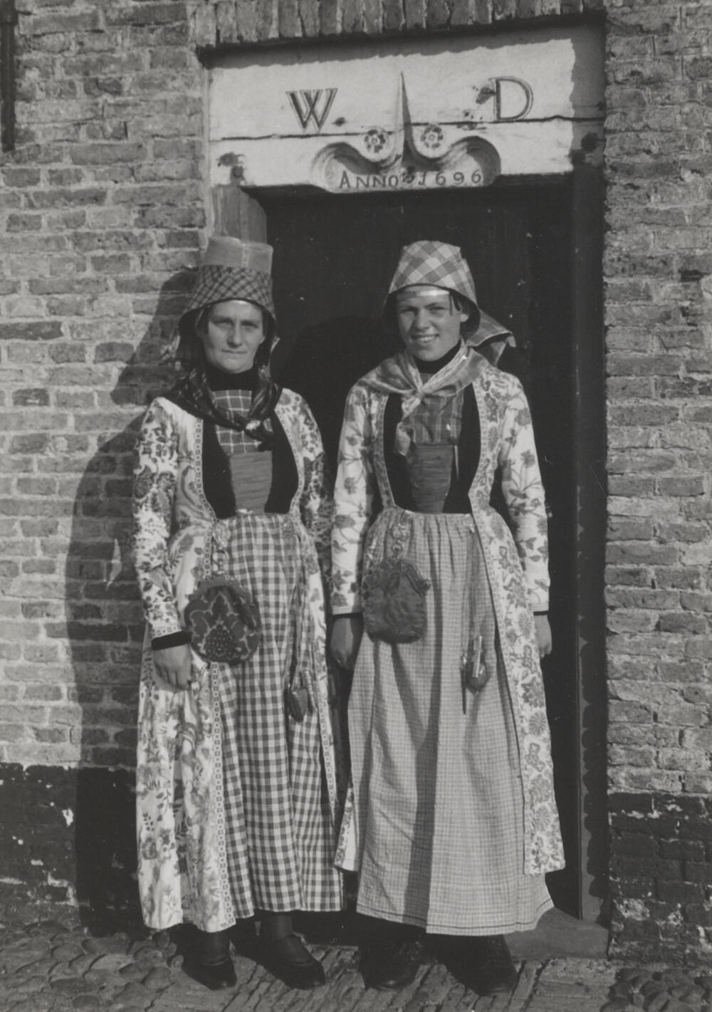 Vrouw en meisje, verkleed in Hindelooper dracht, 1944