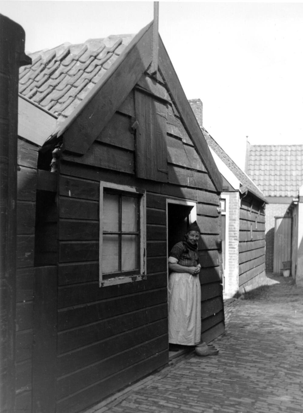 Vrouw bij visserswoning, Volendam, 1943