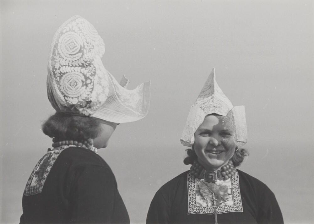 Meisjes in Volendammer dracht, 1951