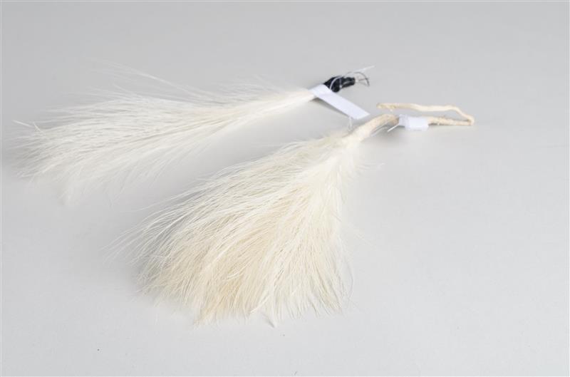 Twee bundels witte veren