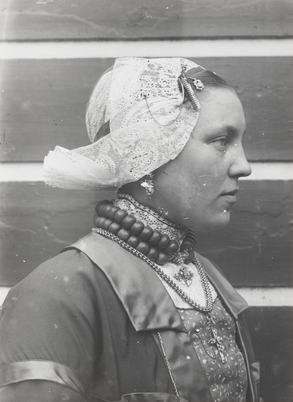 Vrouw in katholieke dracht van West-Friesland, circa 1915