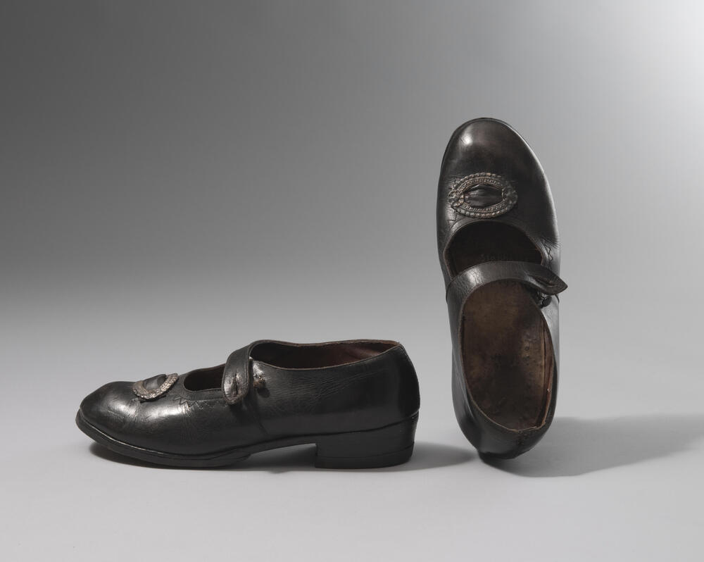 Zwart leren vrouwenschoenen, Staphorst of Rouveen, voor 1954