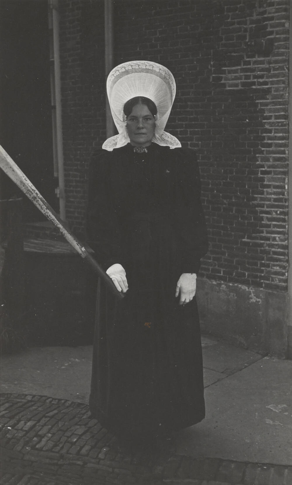 Vrouw in streekdracht, Huizen, 1945