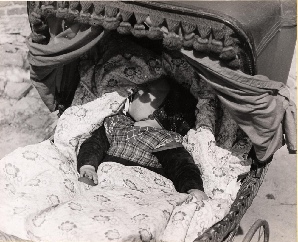 Meisje in kinderwagen, Staphorst, 1944