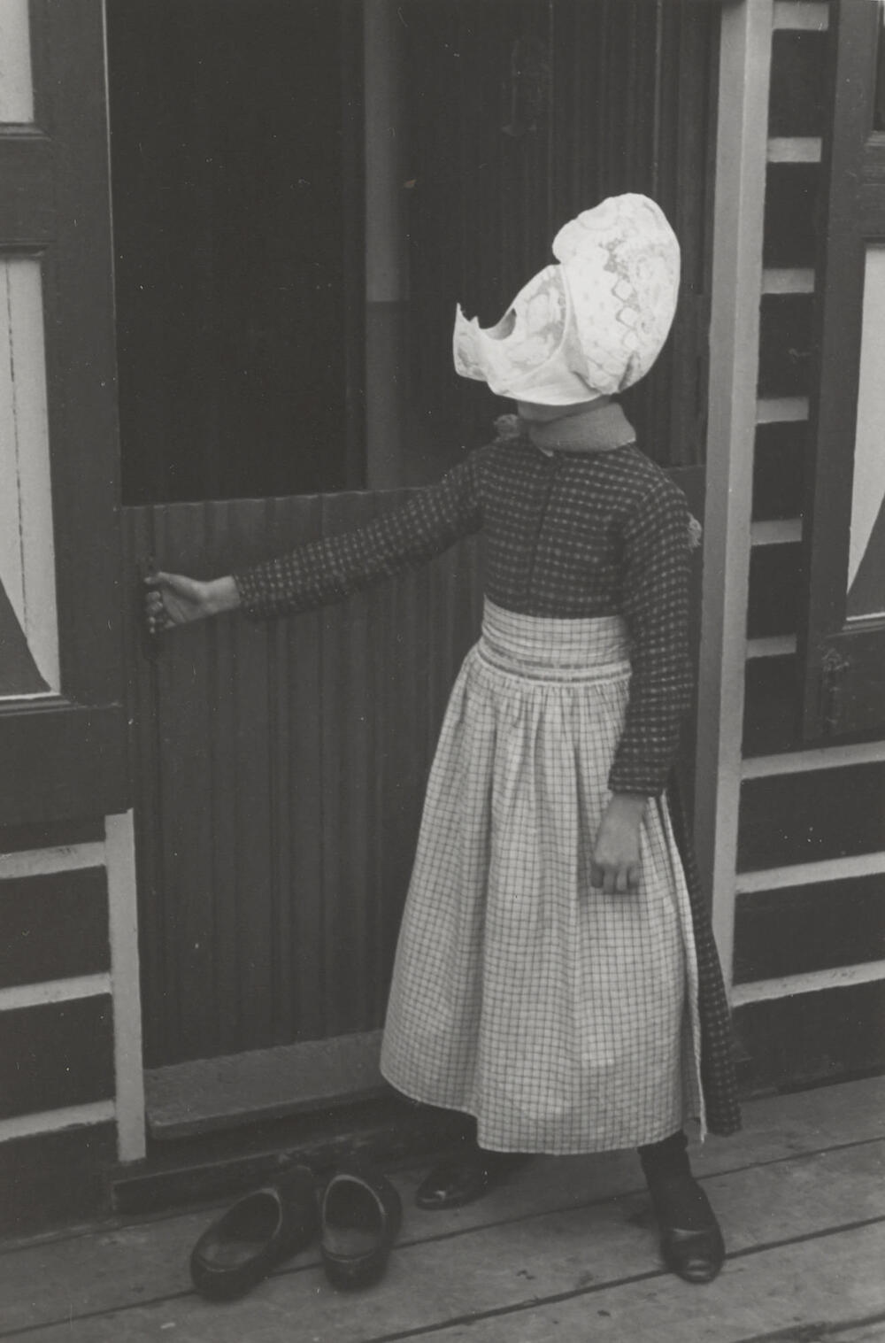 Meisje in Volendammer streekdracht, 1946