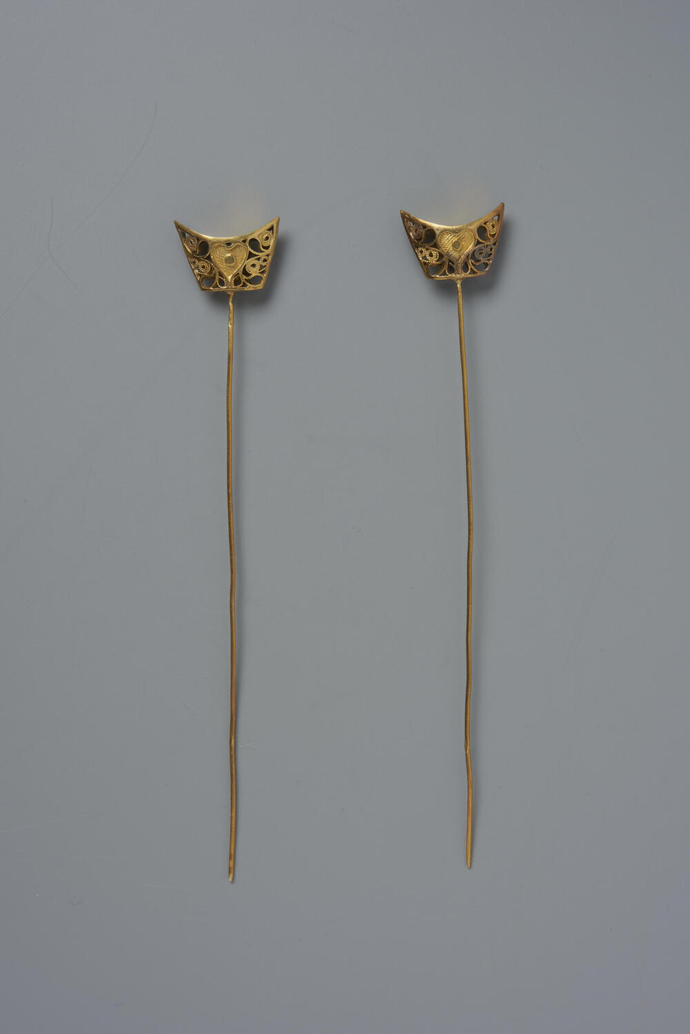 Paar gouden mutsenspelden, Nederland, 1840–1850