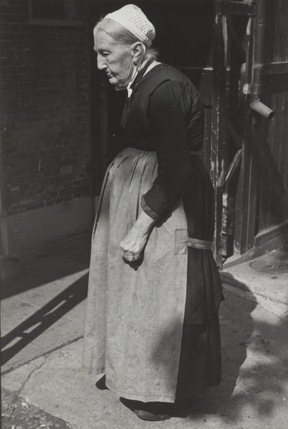 Maria van der Zwan-Moerman in Vlaardingse dracht, 1950