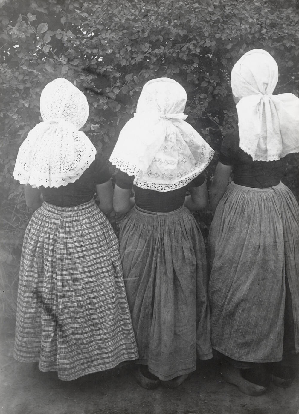 Drie meisjes in Walcherse dracht, 1913–1916