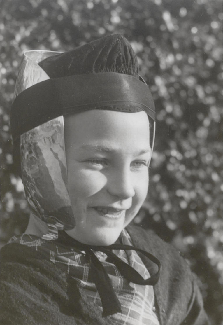 Meisje in streekdracht, Staphorst, circa 1941