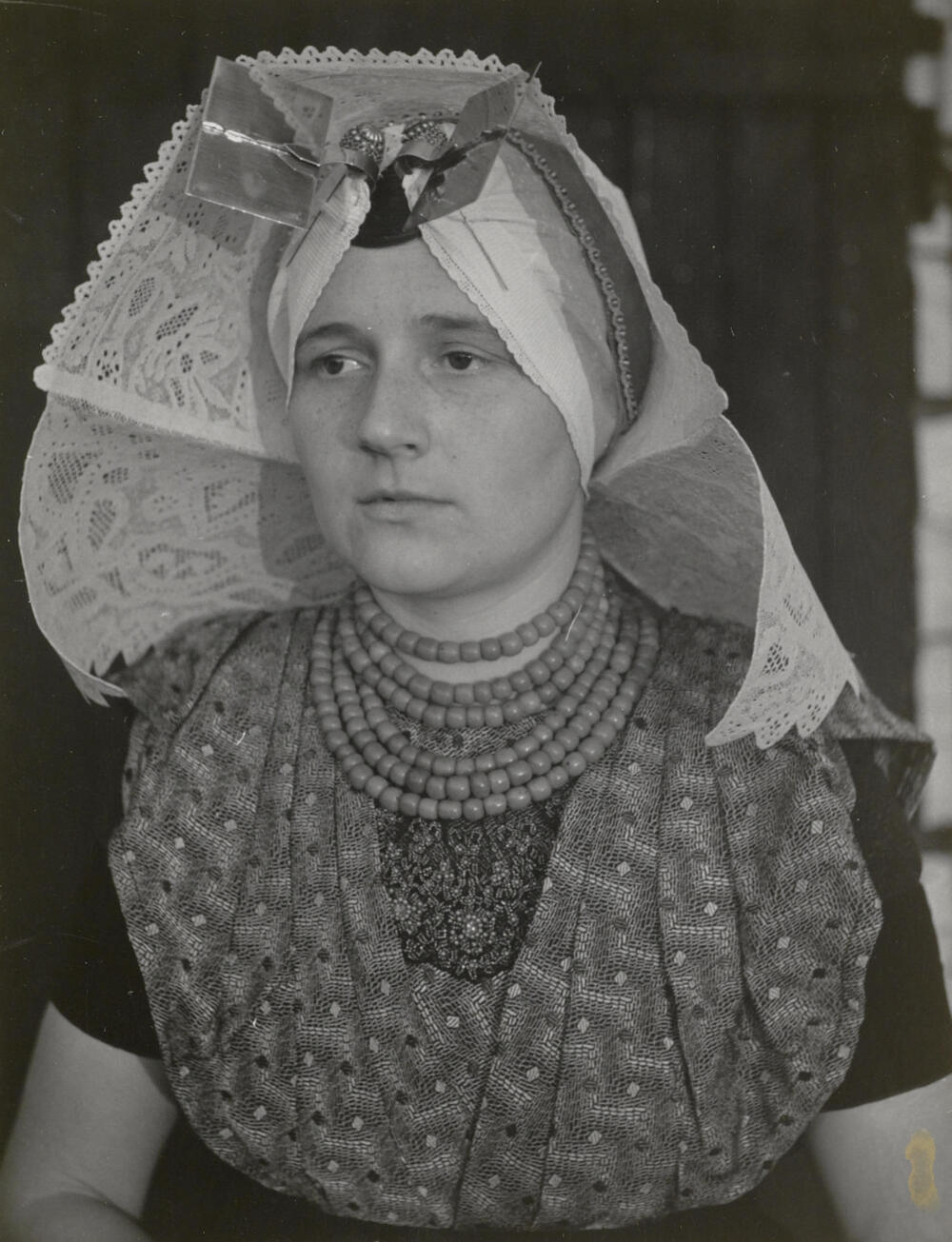 Vrouw in katholieke Zuid-Bevelandse dracht, Ovezande, 1950