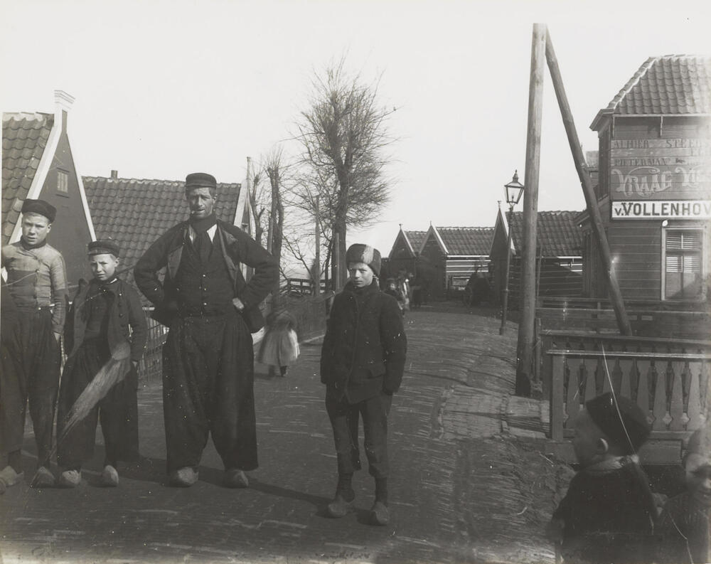 Jongens en man in streekdracht, Volendam, circa 1915