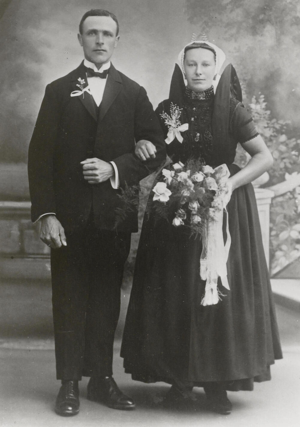 Bruidspaar Van de Wege-De Kraker, in streekdracht Axel, circa 1926