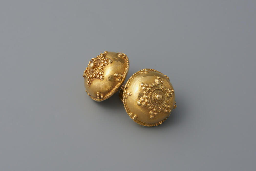 Paar gouden keelknopen, Friesland, 1800–1835
