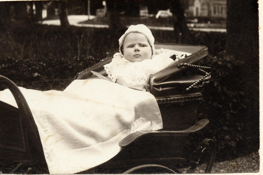 Baby in een kinderwagen