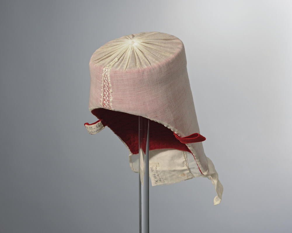 Reconstructie van 'foarvlechter' met muts, Hindeloopen, circa 1956