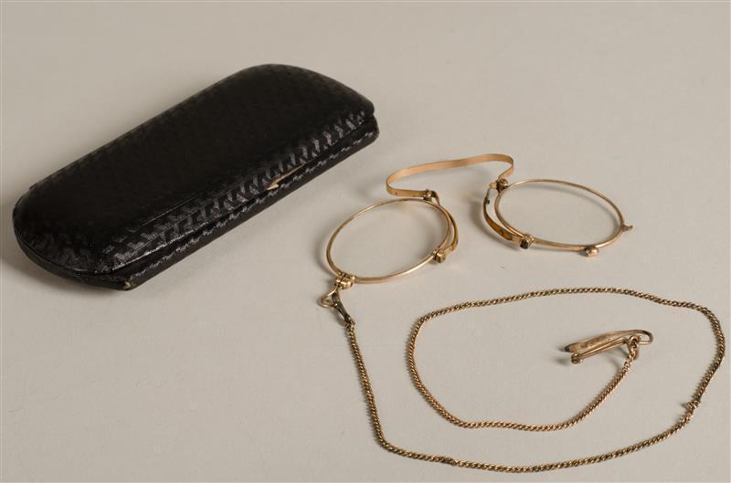 Pince-nez met ketting en haakje in etui