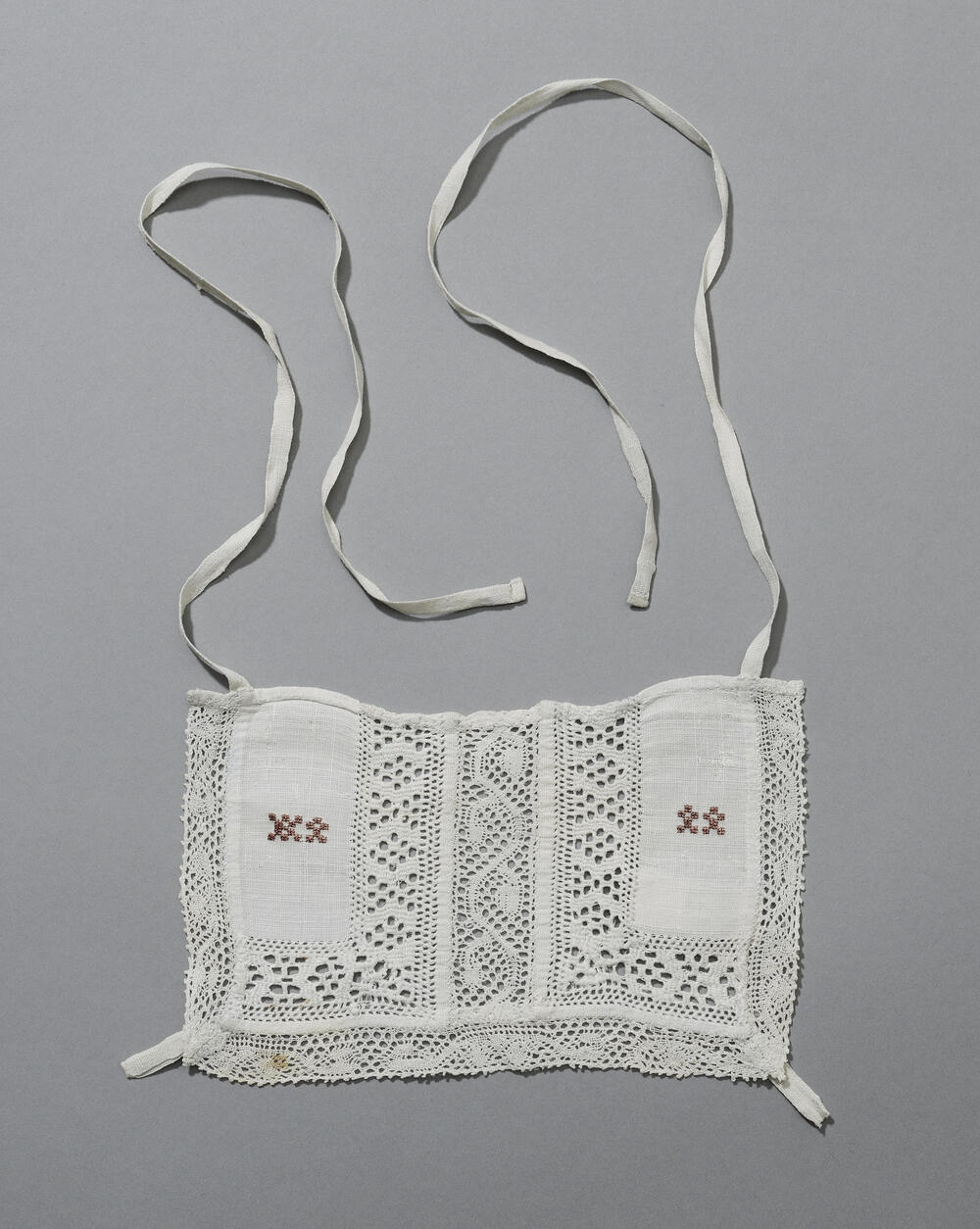 'Opkledersbauw' of befje voor baby, Marken, voor 1940